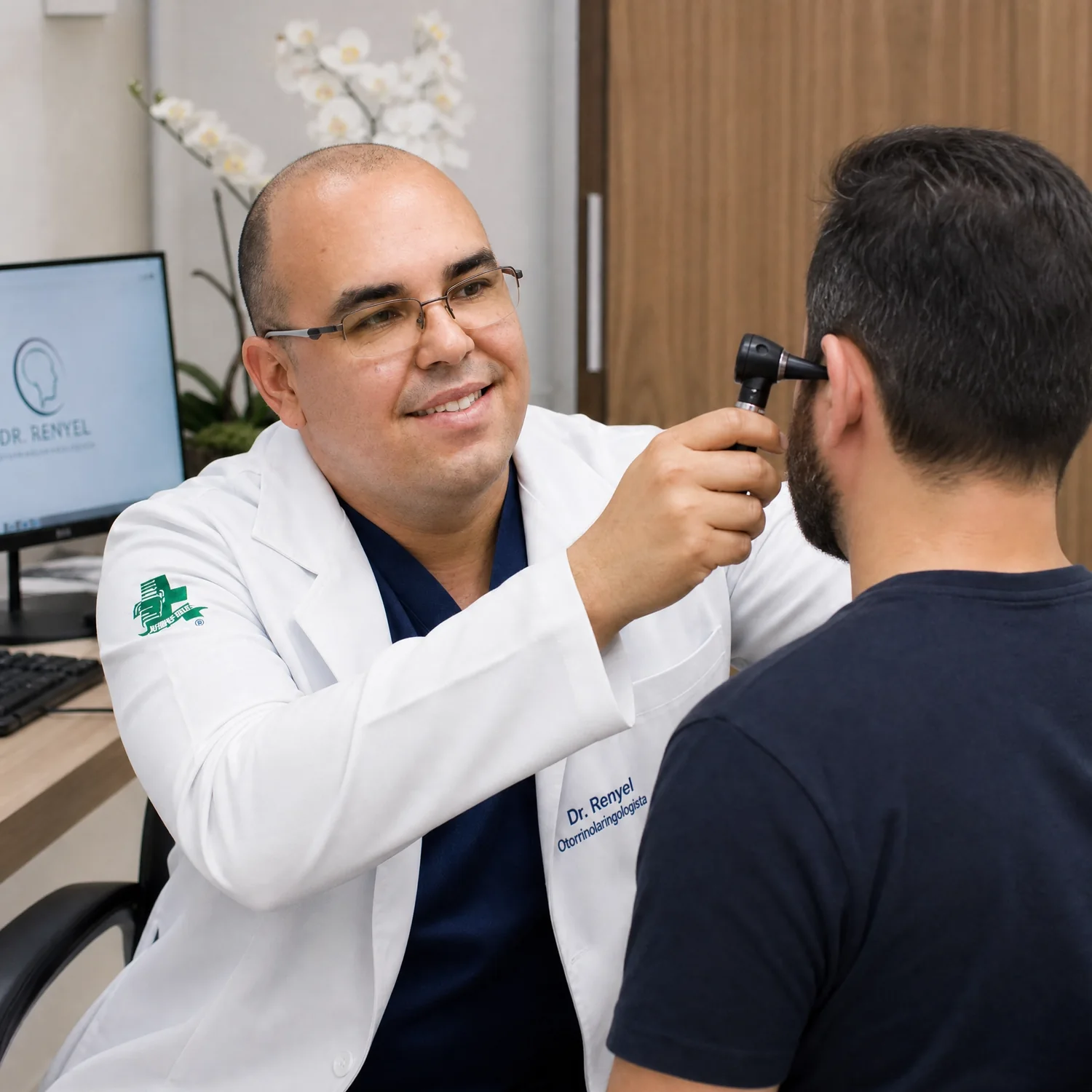 Médico otorrinolaringologista